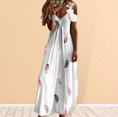 Femme avec une robe blanche coupe ample imprimé plumes, idéale pour sortir entre amis au printemps et en été 