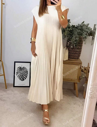 Femme portant une robe longue blanche plissée très confort et très légère, une robe idéale pour l'été et le printemps 